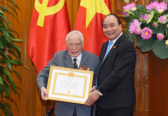 Thủ tướng trao Huy hiệu 80 năm tuổi Đảng cho nguyên Bí thư Trung ương Đảng Nguyễn Văn Trân