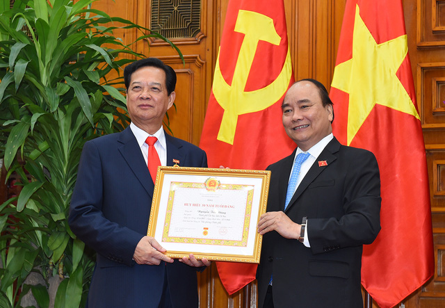 Thủ tướng trao Huy hiệu 80 năm tuổi Đảng cho nguyên Bí thư Trung ương Đảng Nguyễn Văn Trân