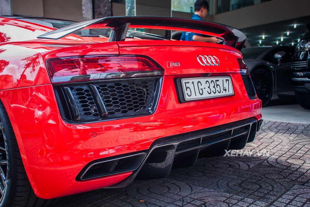 Sài Gòn: Ngắm vẻ đẹp bất chấp thời gian của Audi R8 V10 Plus