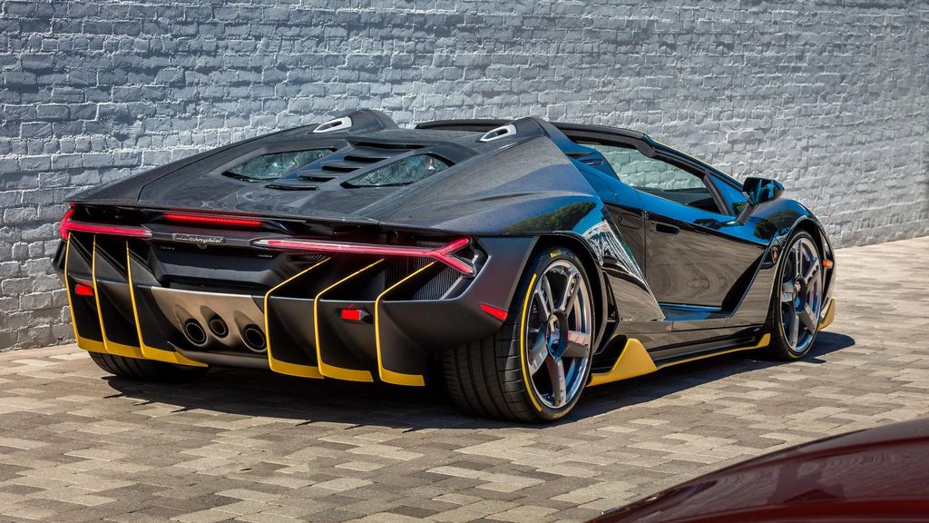 Lamborghini Centenario Roadster đầu tiên 