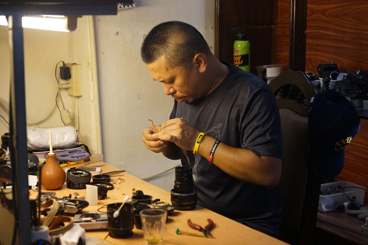 Gia đình 4 đời làm nghề sửa máy ảnh ở đất Hà thành