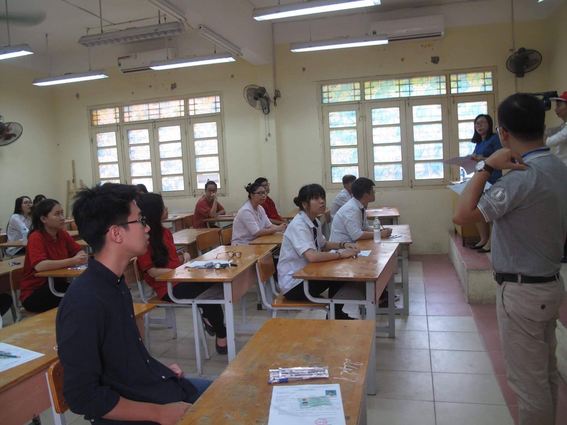 Hà Nội: 2 thí sinh bị đình chỉ thi do mang điện thoại vào phòng thi môn Ngoại ngữ