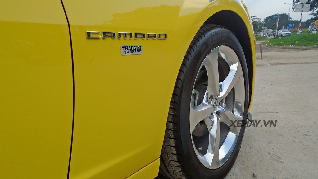 Ngắm vẻ đẹp của Chervolet Camaro RS và Ford Mustang 2015