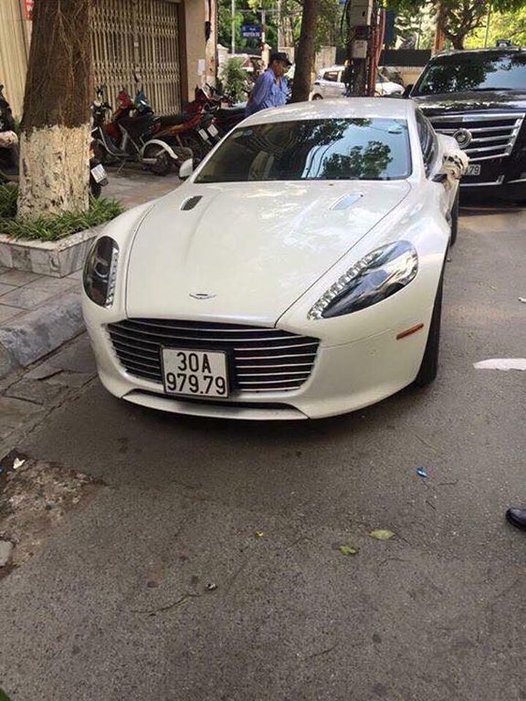 Aston Martin Rapid S đeo biển giả, chở vũ khí nóng bị bắt tại Hà Nội