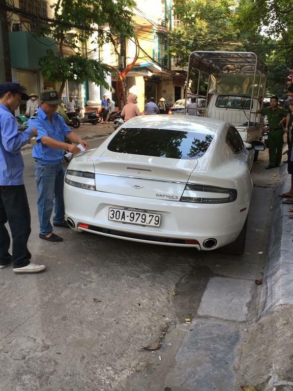 Aston Martin Rapid S đeo biển giả, chở vũ khí nóng bị bắt tại Hà Nội