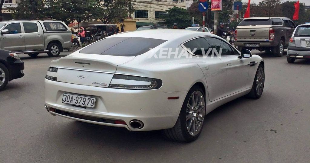 Aston Martin Rapid S đeo biển giả, chở vũ khí nóng bị bắt tại Hà Nội