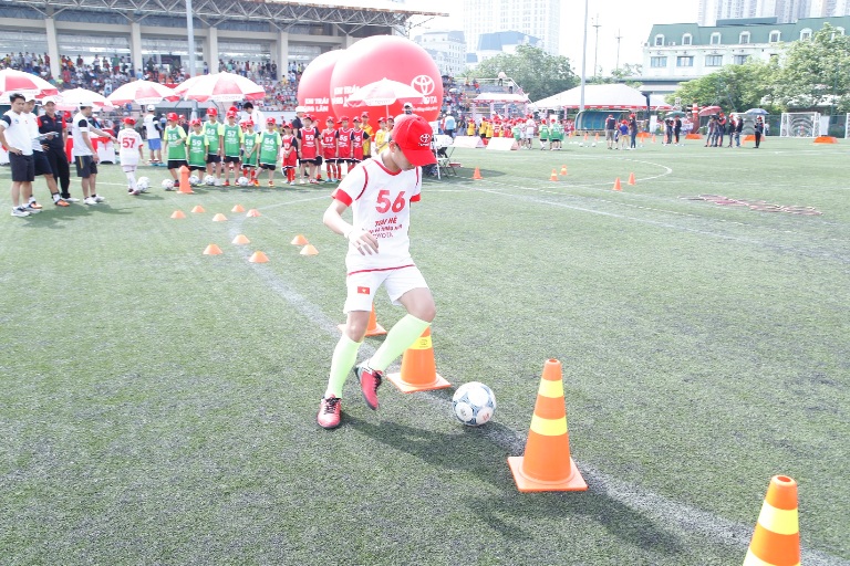 800 học sinh tham gia sơ tuyển “Trại hè Bóng đá thiếu niên Toyota 2017”