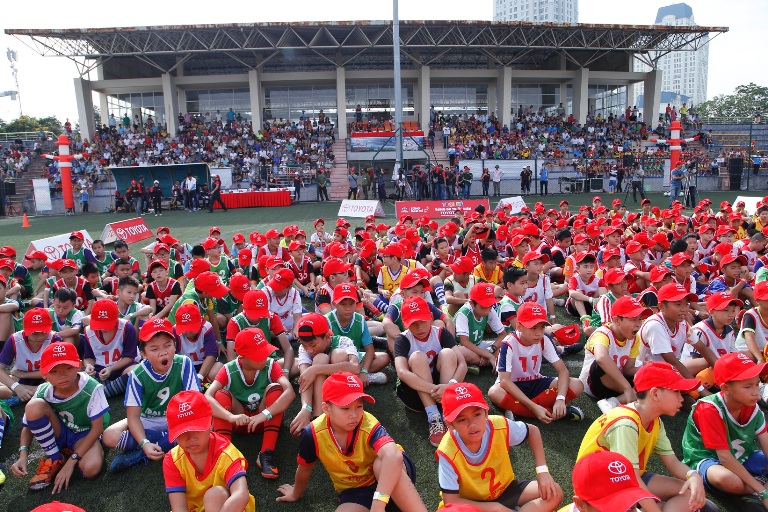 800 học sinh tham gia sơ tuyển “Trại hè Bóng đá thiếu niên Toyota 2017”