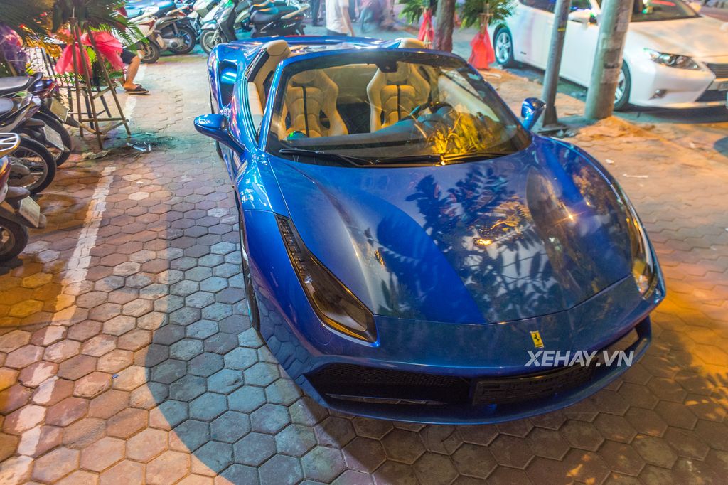 Cặp đôi siêu xe Ferrari 488 Spider và California nổi bật trên phố Hà Nội