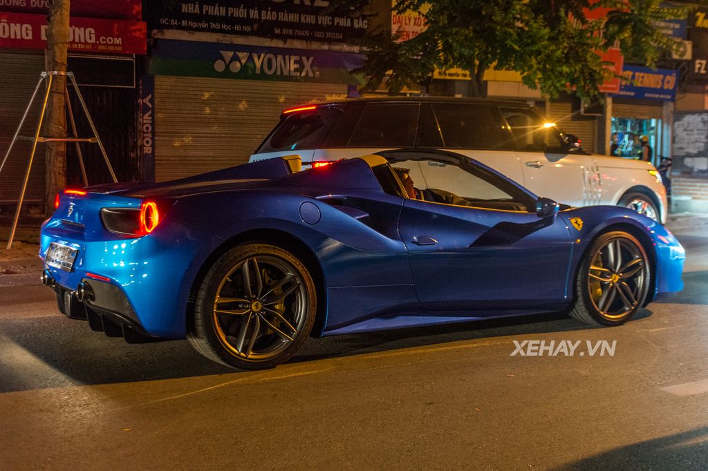 Cặp đôi siêu xe Ferrari 488 Spider và California nổi bật trên phố Hà Nội