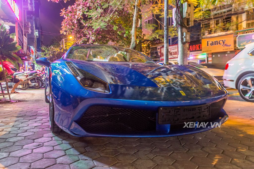 Cặp đôi siêu xe Ferrari 488 Spider và California nổi bật trên phố Hà Nội
