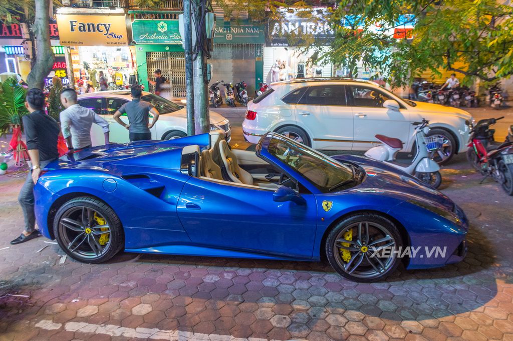 Cặp đôi siêu xe Ferrari 488 Spider và California nổi bật trên phố Hà Nội
