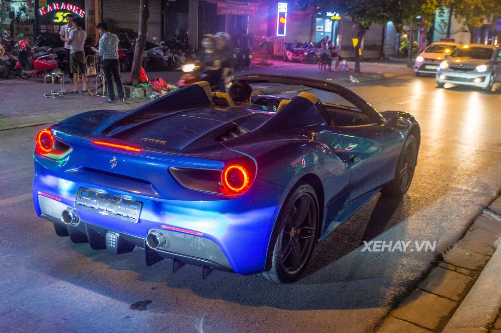 Cặp đôi siêu xe Ferrari 488 Spider và California nổi bật trên phố Hà Nội