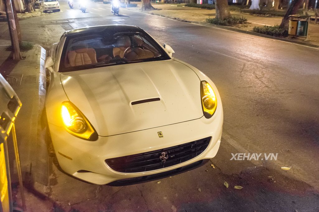 Cặp đôi siêu xe Ferrari 488 Spider và California nổi bật trên phố Hà Nội