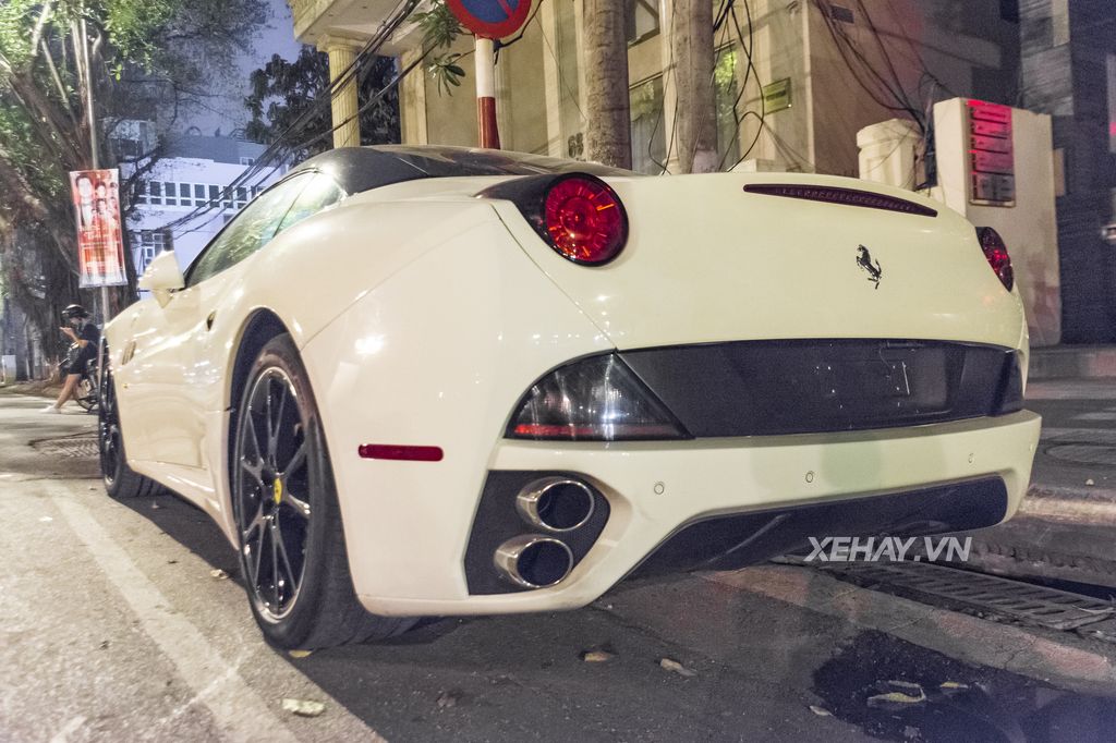 Cặp đôi siêu xe Ferrari 488 Spider và California nổi bật trên phố Hà Nội