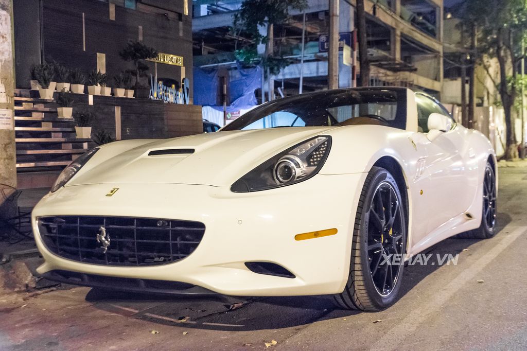 Cặp đôi siêu xe Ferrari 488 Spider và California nổi bật trên phố Hà Nội