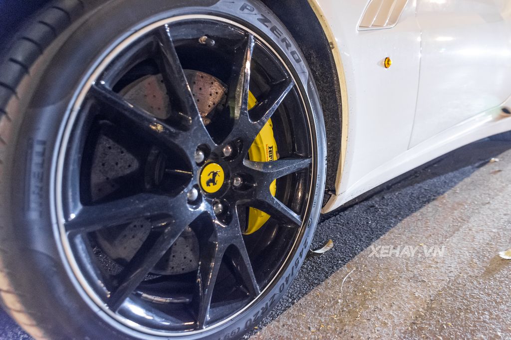 Cặp đôi siêu xe Ferrari 488 Spider và California nổi bật trên phố Hà Nội