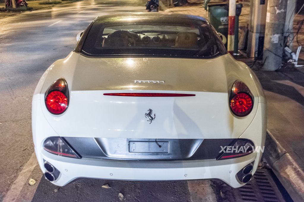 Cặp đôi siêu xe Ferrari 488 Spider và California nổi bật trên phố Hà Nội