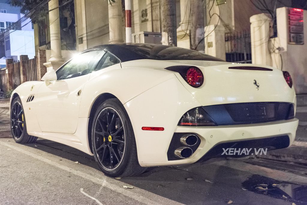 Cặp đôi siêu xe Ferrari 488 Spider và California nổi bật trên phố Hà Nội