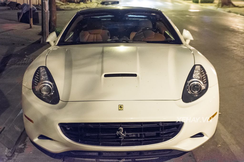 Cặp đôi siêu xe Ferrari 488 Spider và California nổi bật trên phố Hà Nội