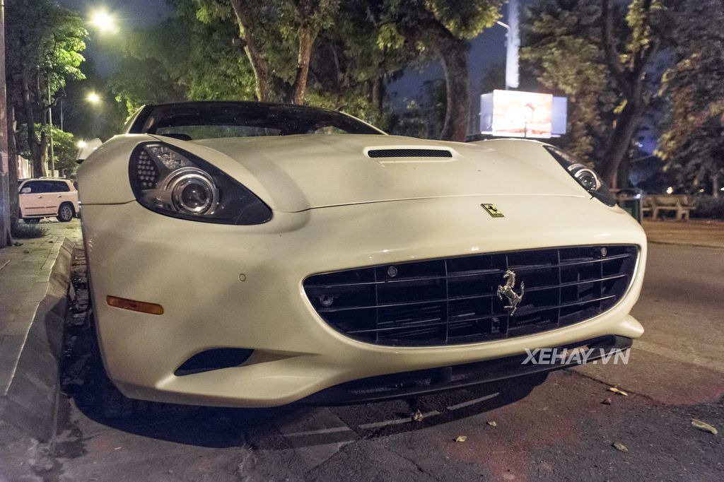 Cặp đôi siêu xe Ferrari 488 Spider và California nổi bật trên phố Hà Nội