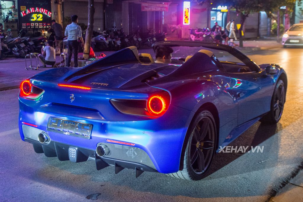 Cặp đôi siêu xe Ferrari 488 Spider và California nổi bật trên phố Hà Nội