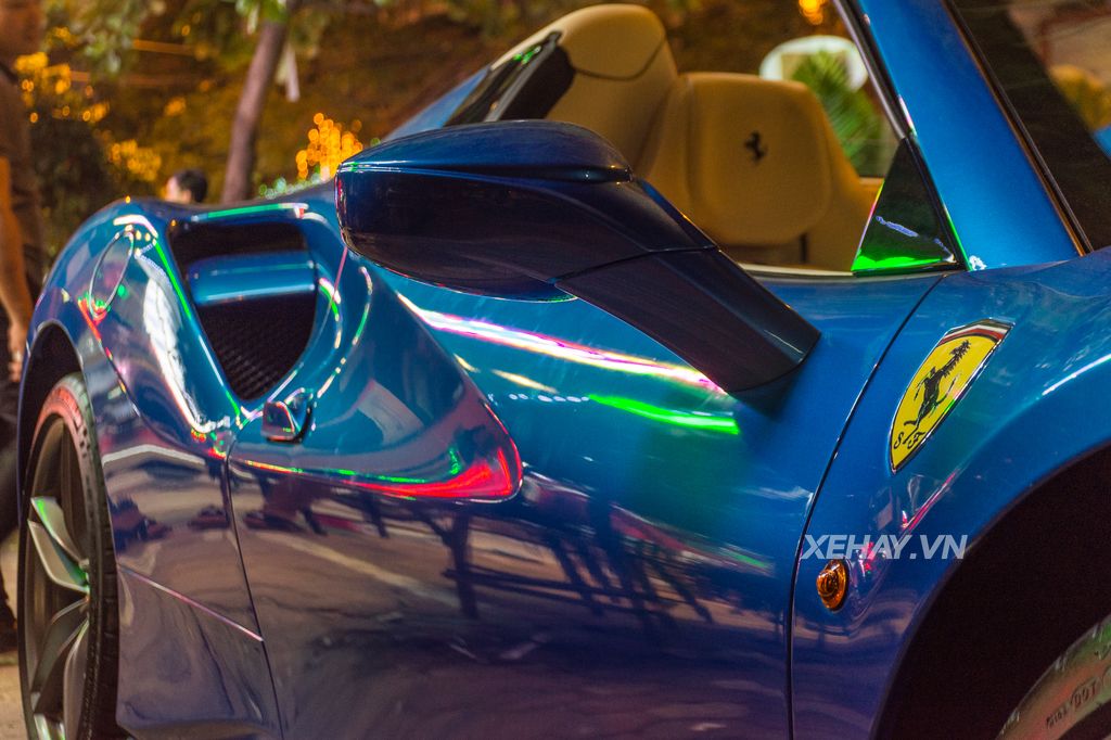 Cặp đôi siêu xe Ferrari 488 Spider và California nổi bật trên phố Hà Nội