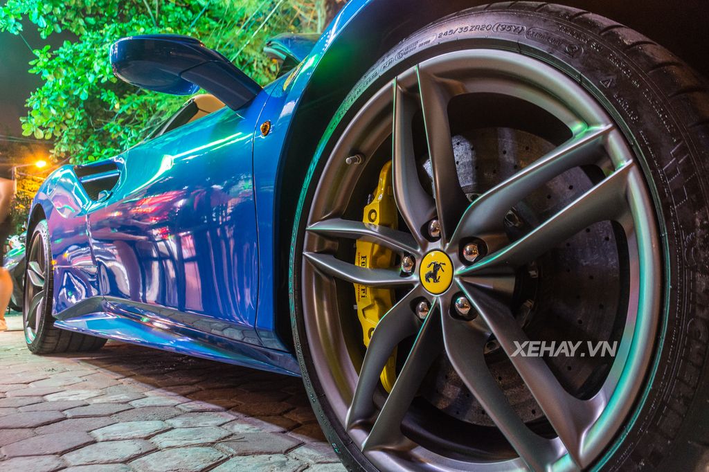 Cặp đôi siêu xe Ferrari 488 Spider và California nổi bật trên phố Hà Nội