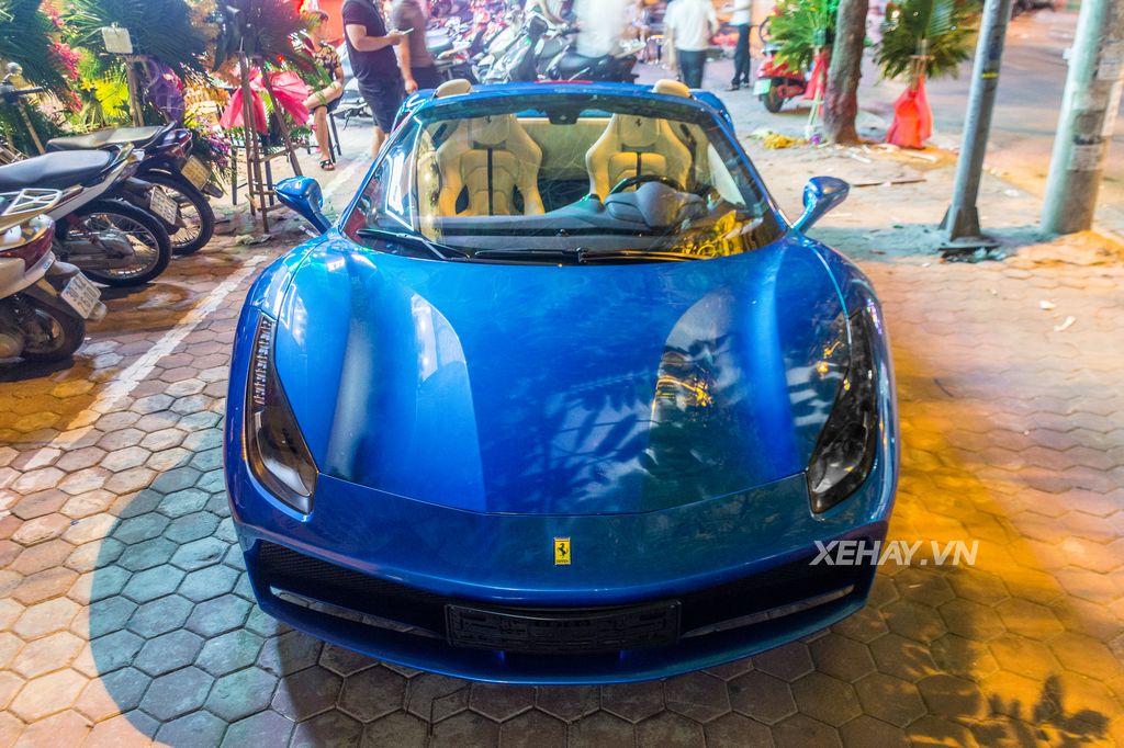 Cặp đôi siêu xe Ferrari 488 Spider và California nổi bật trên phố Hà Nội