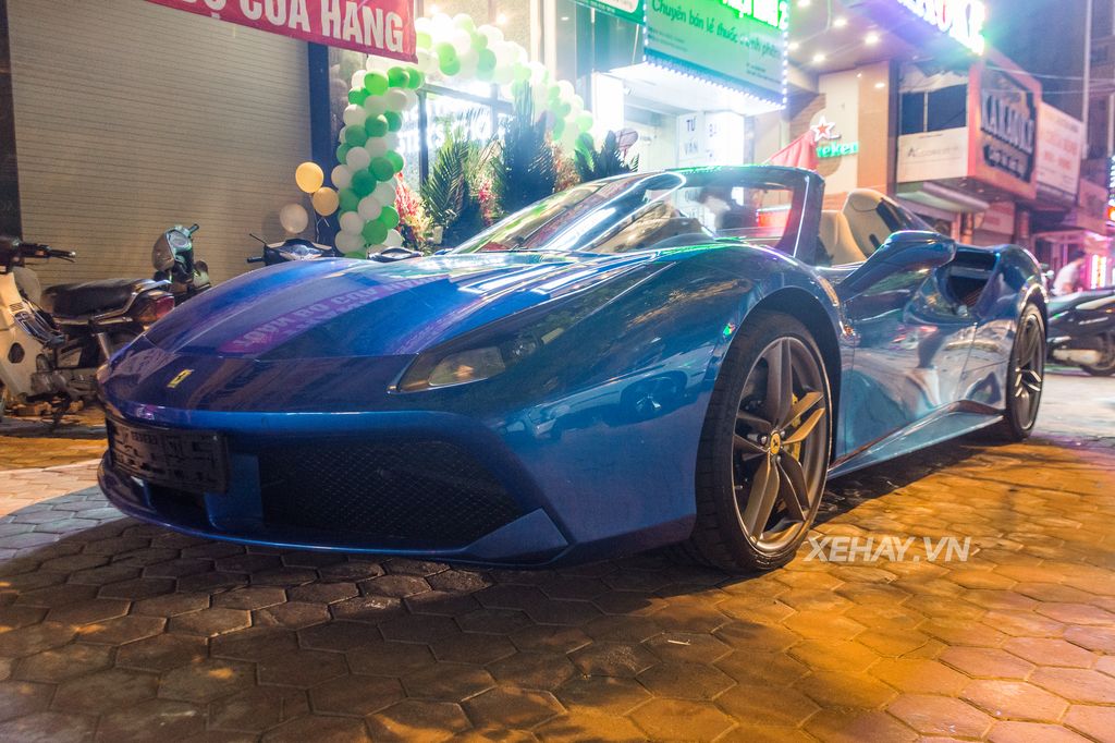 Cặp đôi siêu xe Ferrari 488 Spider và California nổi bật trên phố Hà Nội