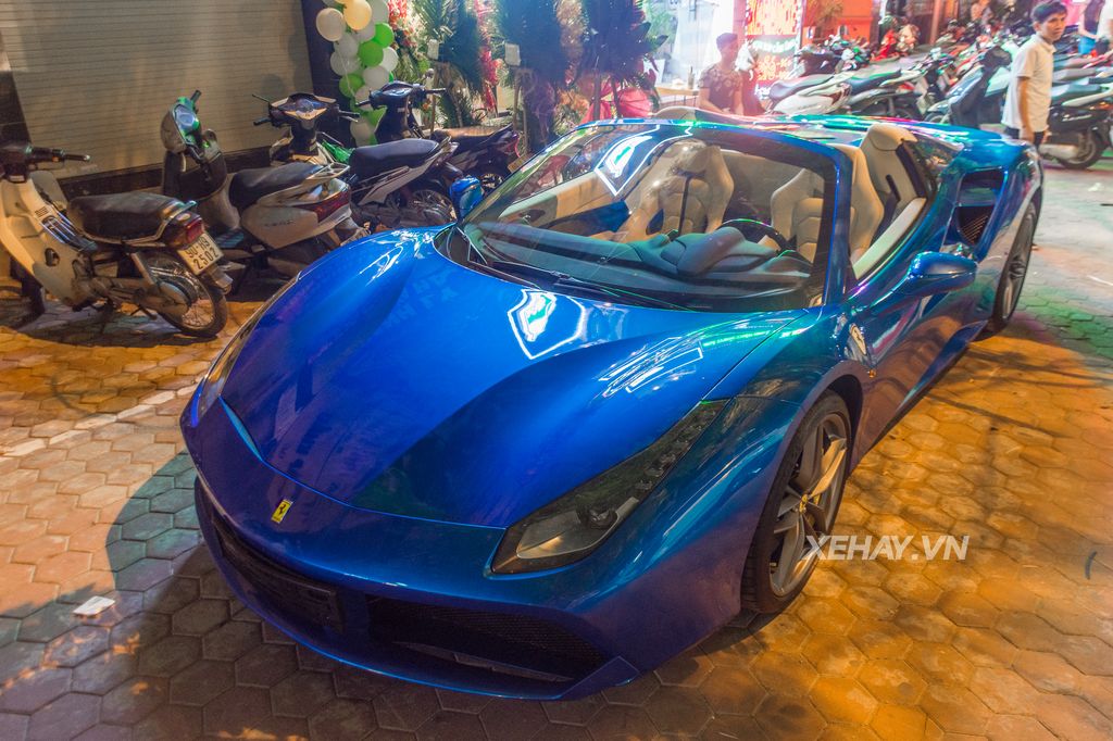 Cặp đôi siêu xe Ferrari 488 Spider và California nổi bật trên phố Hà Nội