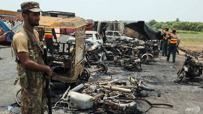 Pakistan: Kinh hoàng xe bồn chở dầu phát nổ khiến ít nhất 139 người chết