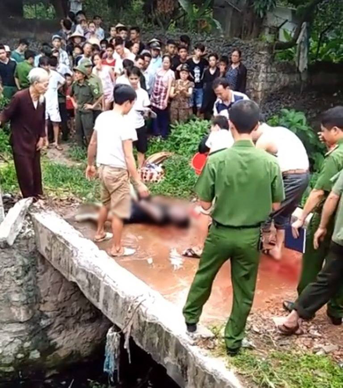 Hà Nội: Bàng hoàng phát hiện thi thể người đàn ông đầu cắm xuống mương nước