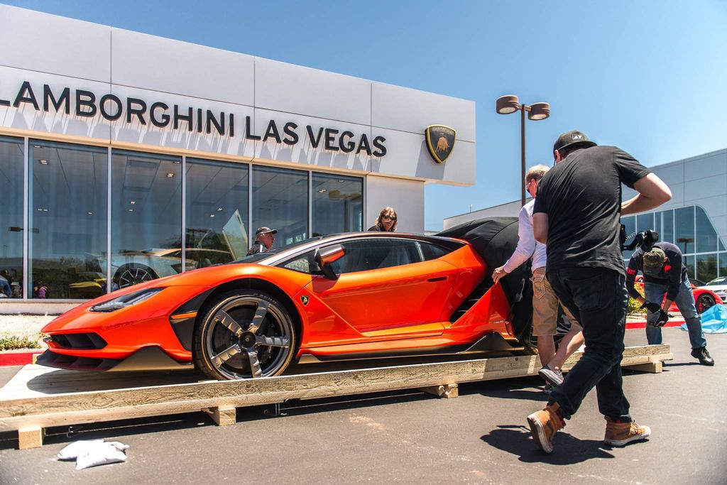 Lamborghini Centenario màu cam “nóng bỏng” đầu tiên xuất hiện trên đất Mỹ