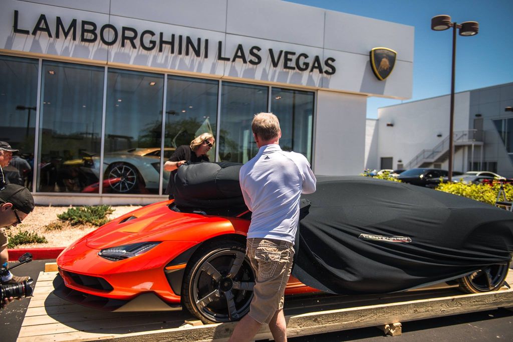 Lamborghini Centenario màu cam “nóng bỏng” đầu tiên xuất hiện trên đất Mỹ