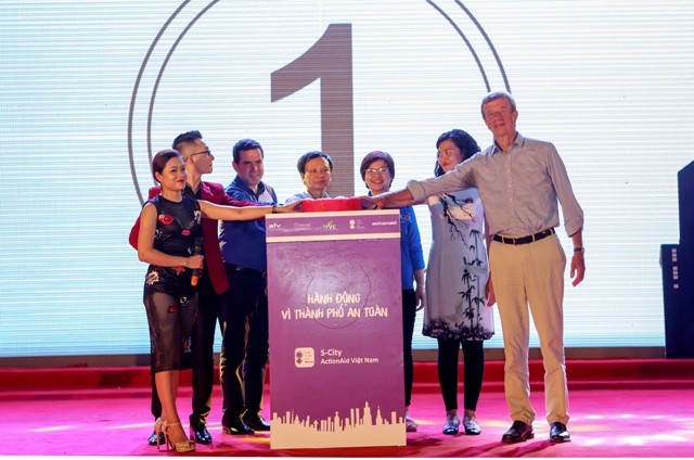 Ứng dụng “S-city ActionAid” bảo vệ phụ nữ và trẻ em gái