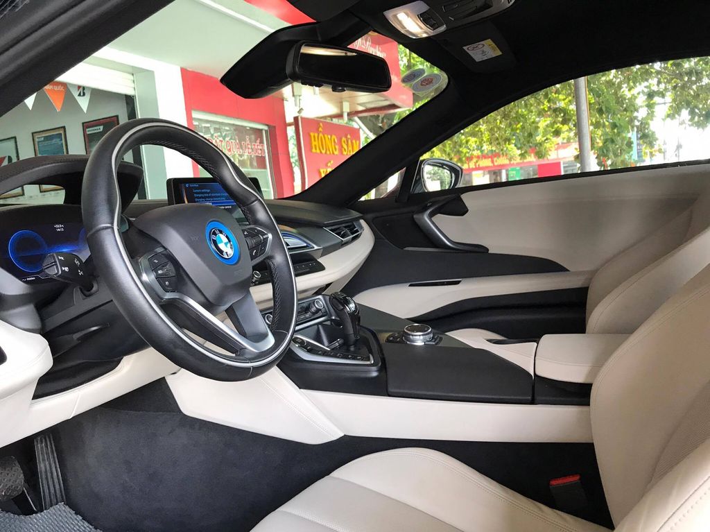 BMW i8 đầu tiên 