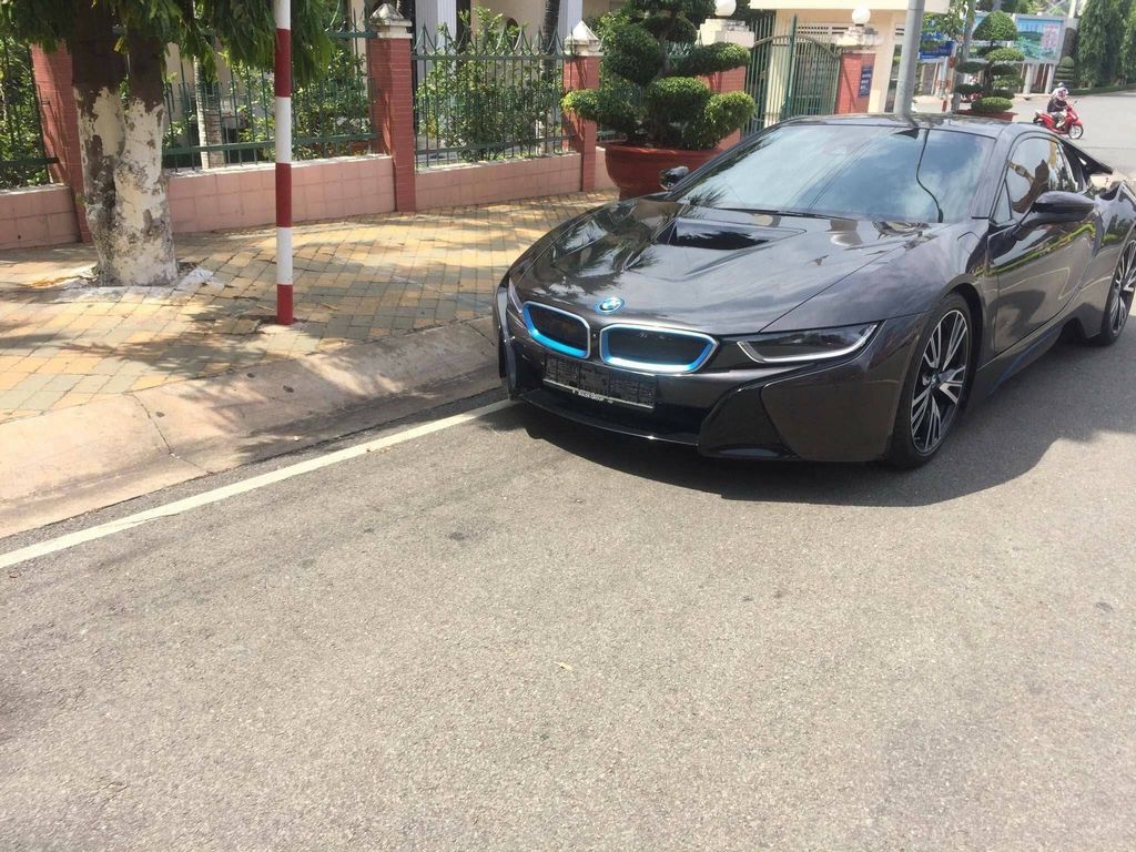 BMW i8 đầu tiên 