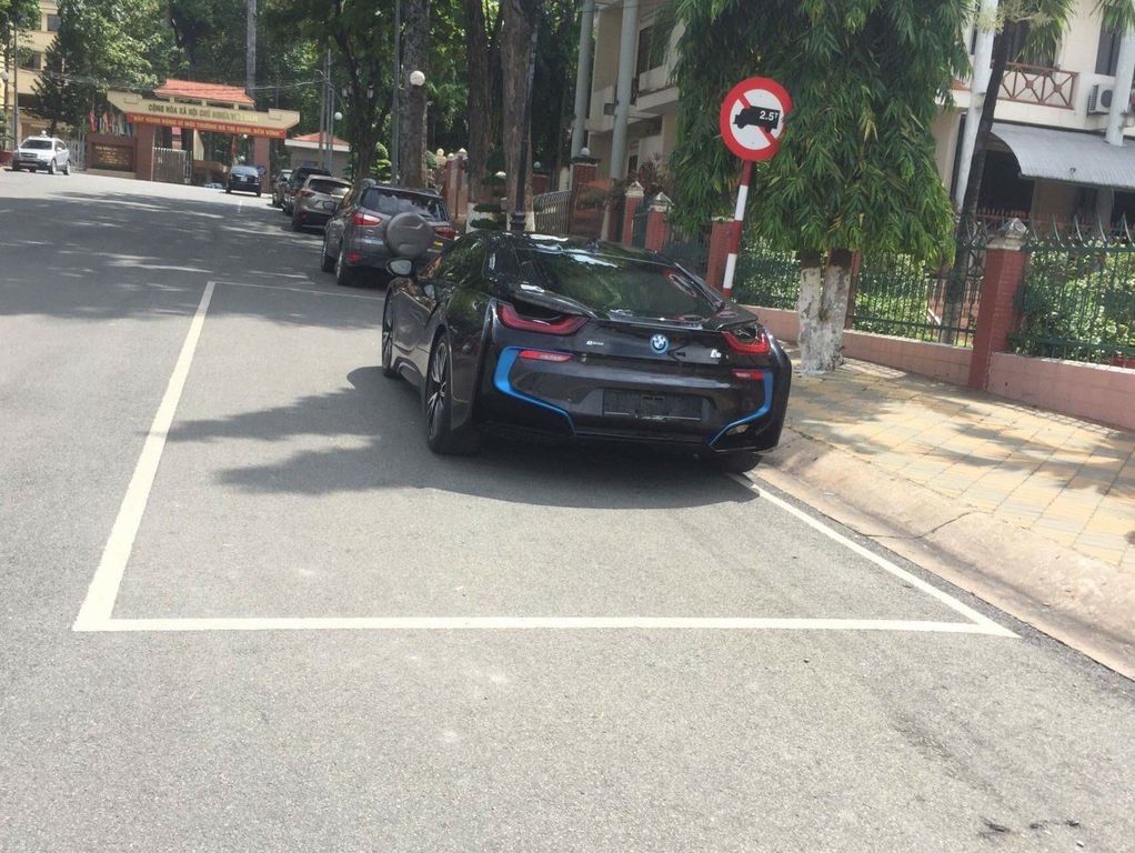 BMW i8 đầu tiên 