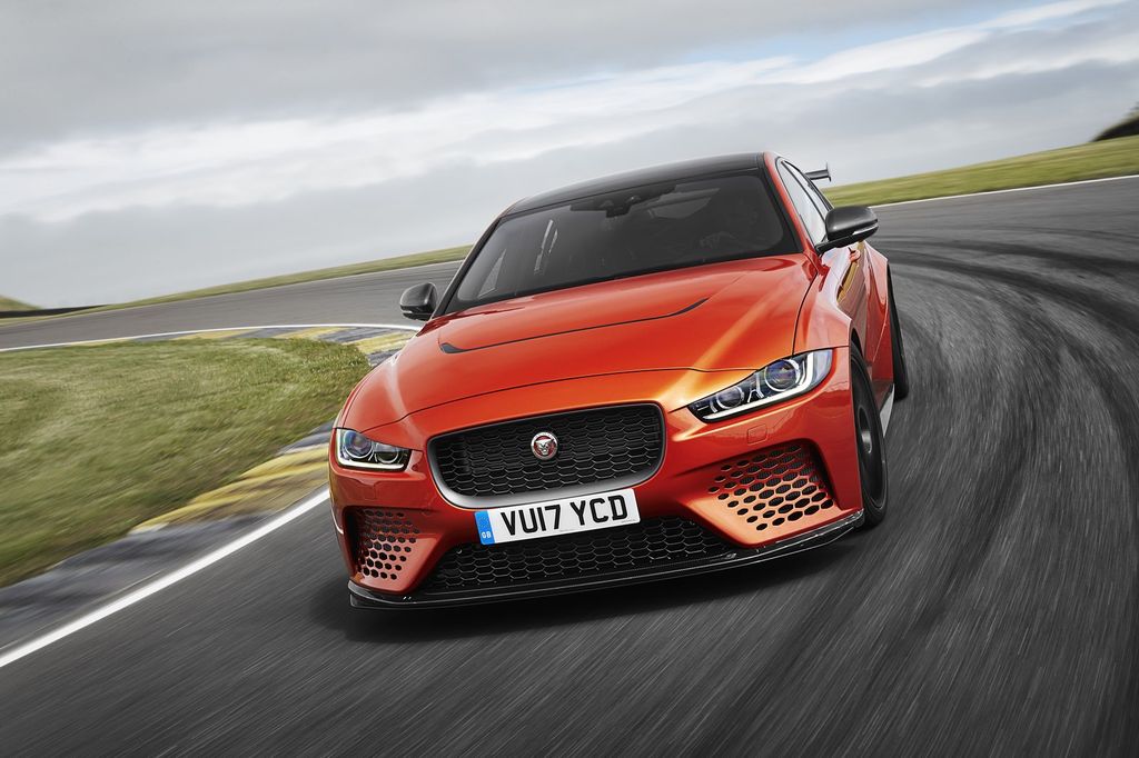 Jaguar XE SV Project 8 mạnh 591 mã lực, khiến đối thủ BMW M3 phải 