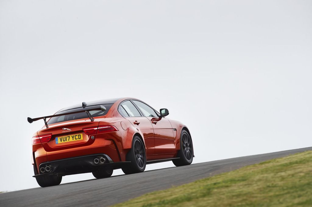 Jaguar XE SV Project 8 mạnh 591 mã lực, khiến đối thủ BMW M3 phải 