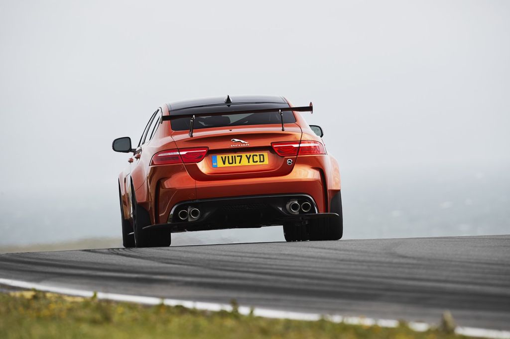 Jaguar XE SV Project 8 mạnh 591 mã lực, khiến đối thủ BMW M3 phải 