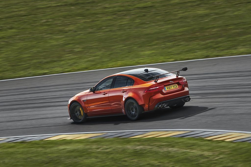 Jaguar XE SV Project 8 mạnh 591 mã lực, khiến đối thủ BMW M3 phải 