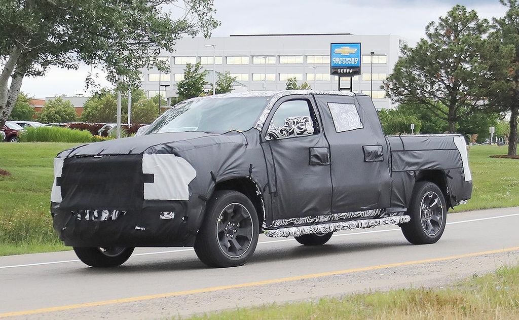 Ram 1500 thế hệ mới bị bắt gặp với chiều dài cơ sở tăng và cửa hậu tách đôi
