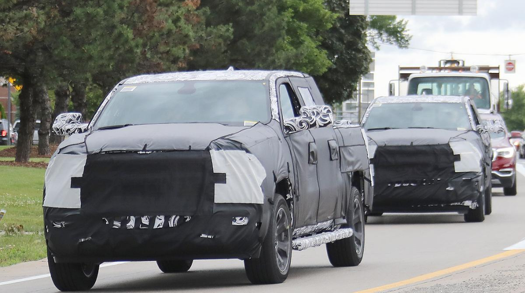 Ram 1500 thế hệ mới bị bắt gặp với chiều dài cơ sở tăng và cửa hậu tách đôi