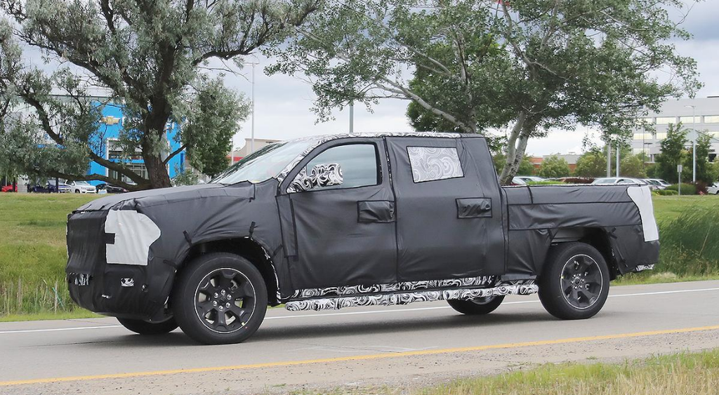 Ram 1500 thế hệ mới bị bắt gặp với chiều dài cơ sở tăng và cửa hậu tách đôi