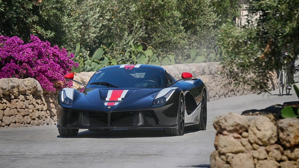 Hơn 100 siêu xe nhà Ferrari 