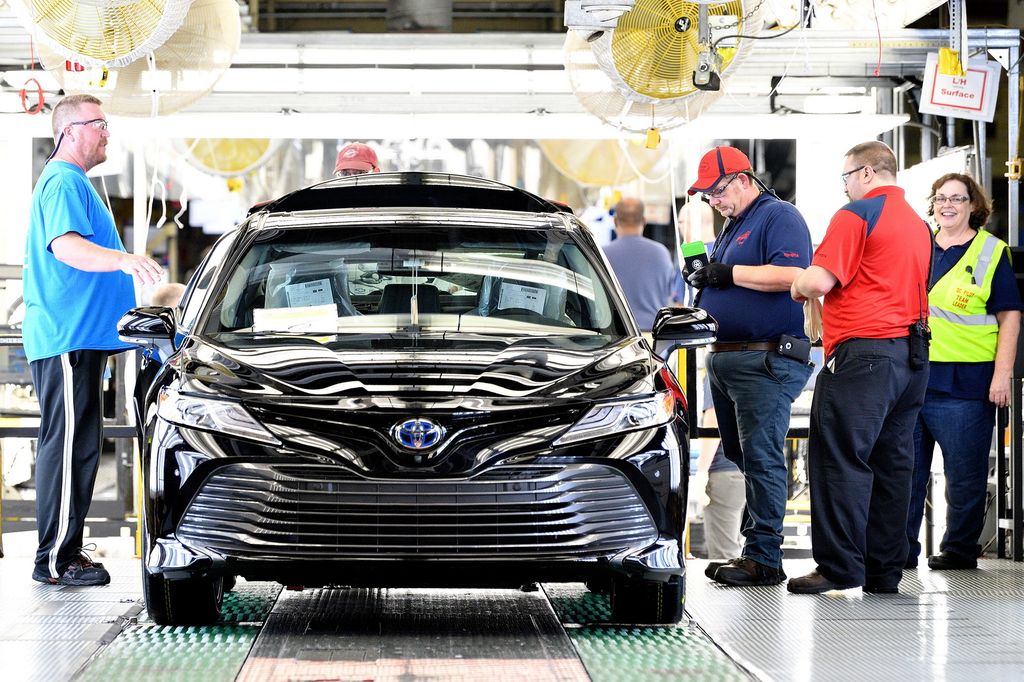 Toyota Camry 2018 chính thức bước lên dây chuyền sản xuất tại nhà máy Kentucky