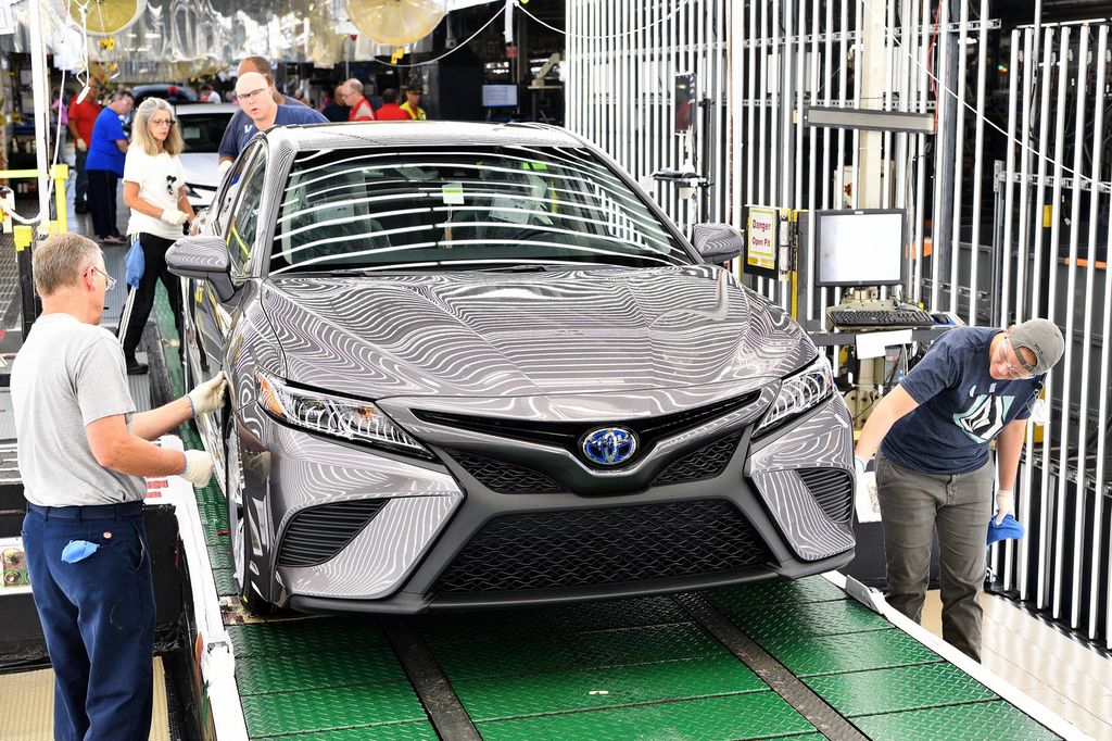 Toyota Camry 2018 chính thức bước lên dây chuyền sản xuất tại nhà máy Kentucky