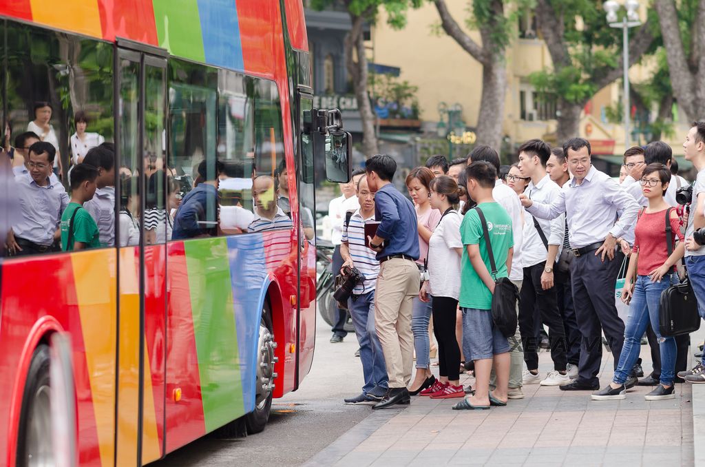 Hà Nội chạy thử nghiệm xe bus 2 tầng khiến người dân vô cùng thích thú